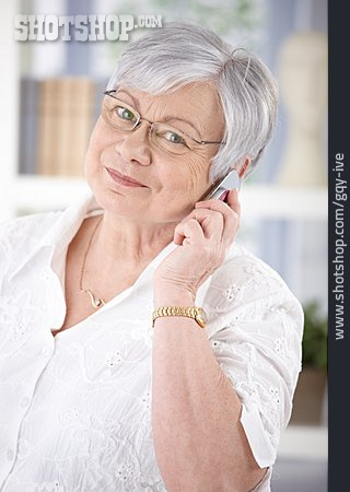 
                Seniorin, Mobile Kommunikation, Telefonieren                   