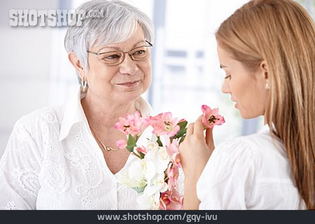 
                Mutter, Blumenstrauß, Tochter                   
