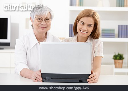 
                Junge Frau, Seniorin, Freizeit & Entertainment, Laptop                   