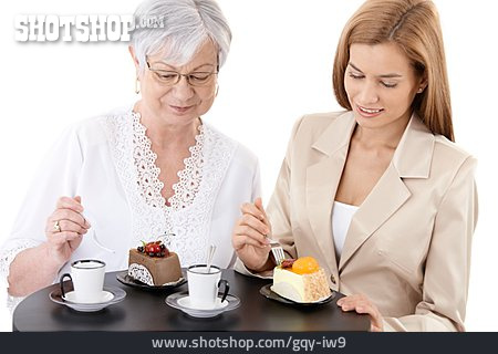 
                Junge Frau, Seniorin, Essen & Trinken, Dessert                   