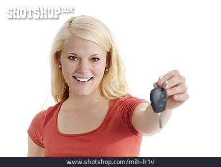 
                Junge Frau, Autoschlüssel, Volljährig, Führerschein                   