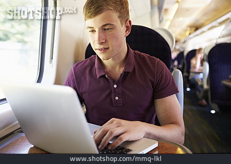 
                Junge, Laptop, Internet, Zugreise                   