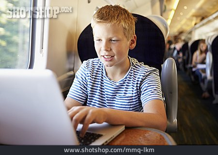 
                Junge, Laptop, Internet, Zugreise                   