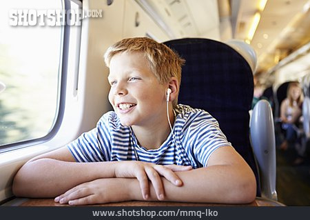 
                Junge, Zugreise, Musik Hören                   