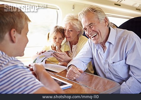 
                Familienleben, Reisende, Zugreise                   