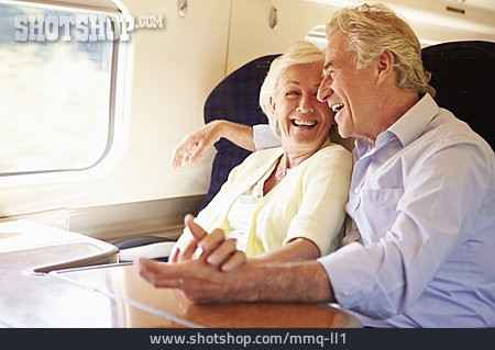 
                Zugreise, Seniorenpaar, Zugreisende                   