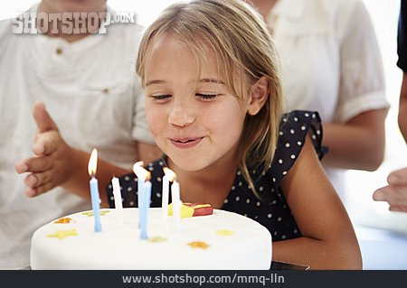 
                Kind, Mädchen, Geburtstagstorte, Kindergeburtstag                   