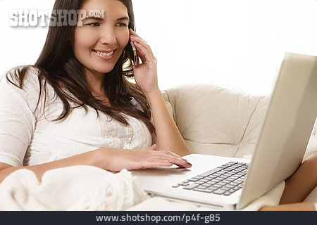 
                Frau, Mobile Kommunikation, Laptop, Telefonieren                   