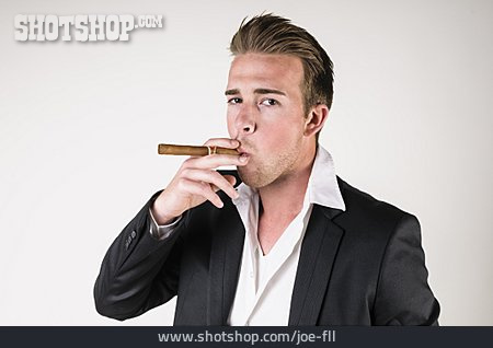 
                Junger Mann, Geschäftsmann, Rauchen, Zigarre                   