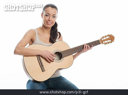 
                Junge Frau, Gitarre, Akustikgitarre, Gitarre Spielen                   