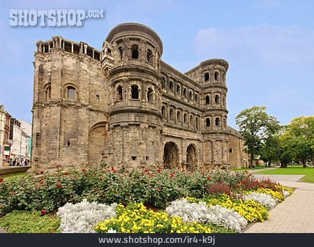 
                Stadttor, Porta Nigra, Trier                   