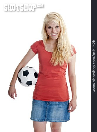 
                Junge Frau, Fußball                   
