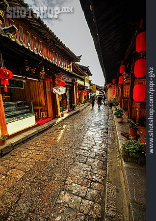 
                Gasse, Wohnhäuser, Lijiang                   