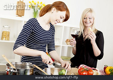 
                Häusliches Leben, Kochen, Freundin                   