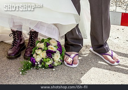 
                Stiefel, Flip Flops, Brautpaar                   