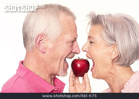 
                Gesunde Ernährung, Apfel, Seniorenpaar                   