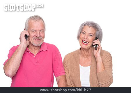 
                Mobile Kommunikation, Telefonieren, Seniorenpaar                   