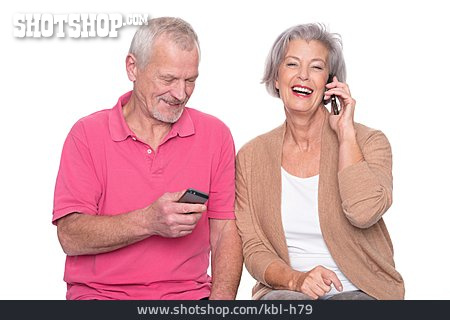 
                Mobile Kommunikation, Telefonieren, Seniorenpaar                   