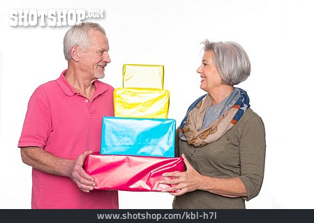 
                Geschenke, Schenken, Seniorenpaar                   