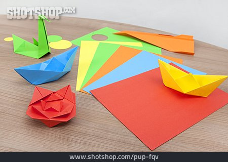 
                Basteln, Origami, Papierfaltkunst                   
