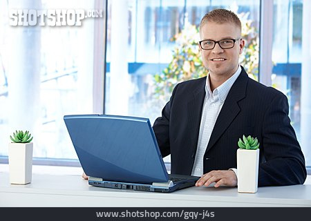 
                Junger Mann, Mann, Geschäftsmann, Laptop                   