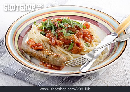
                Pasta, Tomatensauce, Würstchen, Italienische Küche                   