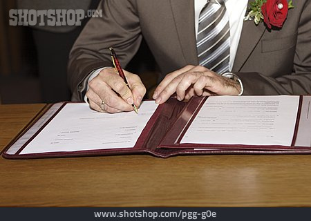 
                Hochzeit, Unterschreiben, Heiratsurkunde                   