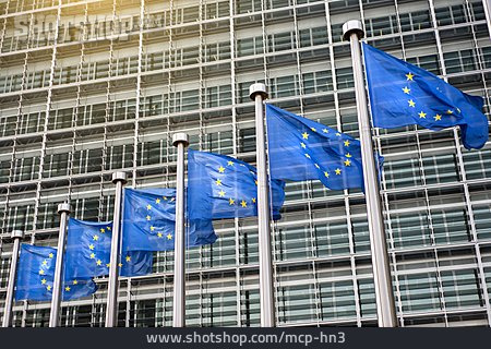 
                Europäische Union, Europaflagge, Europäische Kommission, Berlaymont-gebäude                   