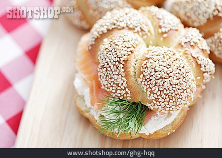 
                Lachsbrötchen                   