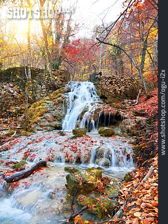 
                Wasserfall, Herbstfarben                   