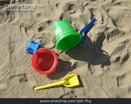 
                Förmchen, Eimer, Strandspielzeug                   