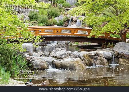 
                Fels, Teich, Bogenbrücke, Japanischer Garten                   