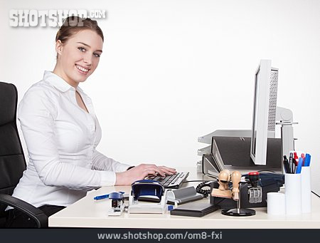 
                Geschäftsfrau, Büroangestellte, Computerarbeit                   