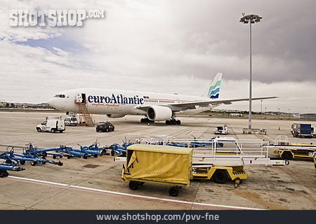 
                Flugzeug, Flughafen, Euroatlantic Airways                   