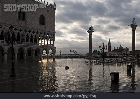 
                Venedig, Dogenpalast, Hochwasser                   