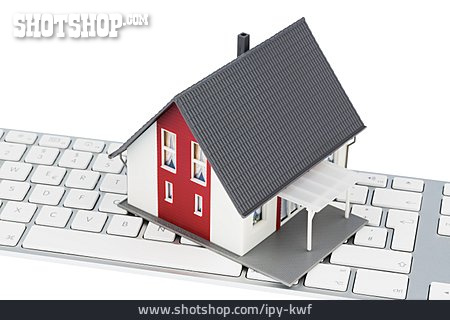 
                Computertastatur, Immobilienmarkt, Modellhaus, Onlinerecherche                   