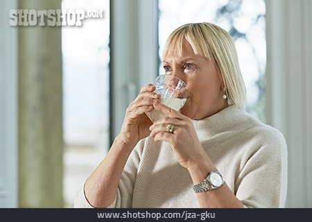 
                Seniorin, Trinken, Milchglas                   