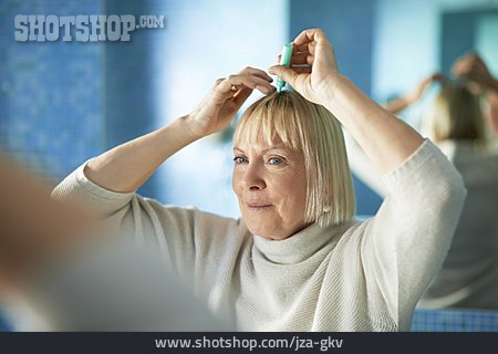 
                Seniorin, Schönheitspflege, Haarausfall                   