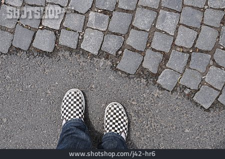 
                Stehen, Schuhe, Kopfsteinpflaster                   