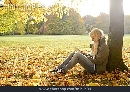 
                Freizeit, Park, Herbst, Lesen                   