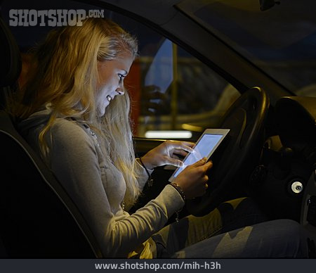 
                Orientierung, Navigation, Autofahrerin, Tablet-pc                   