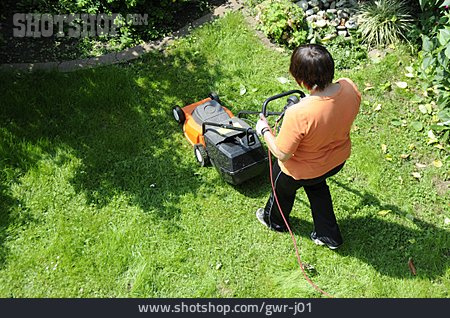 
                Gartenarbeit, Rasenmähen                   