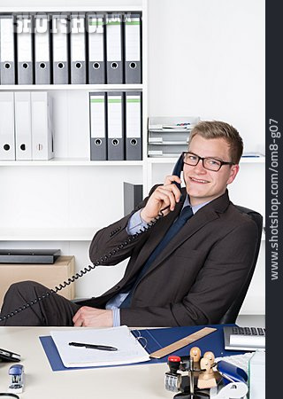
                Geschäftsmann, Büroarbeit, Telefongespräch                   