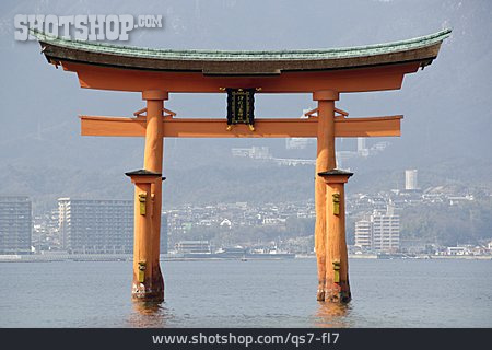 
                Japan, Itsukushima-schrein, Miyajima                   