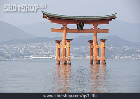 
                Japan, Itsukushima-schrein, Miyajima                   
