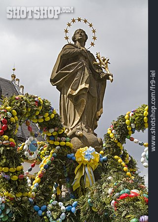 
                Marienfigur, Osterbrunnen, Volkach                   