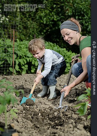 
                Kind, Mutter, Garten, Gartenarbeit                   