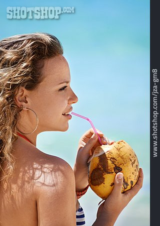 
                Junge Frau, Genießen, Cocktail, Kokosnuss, Strandurlaub                   