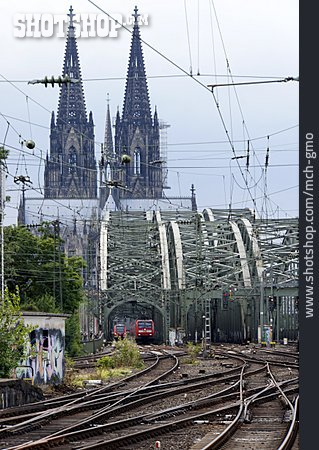 
                Bahnhof, Hohenzollernbrücke, Bahnverkehr                   