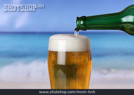 
                Bier, Eingießen, Bierglas                   